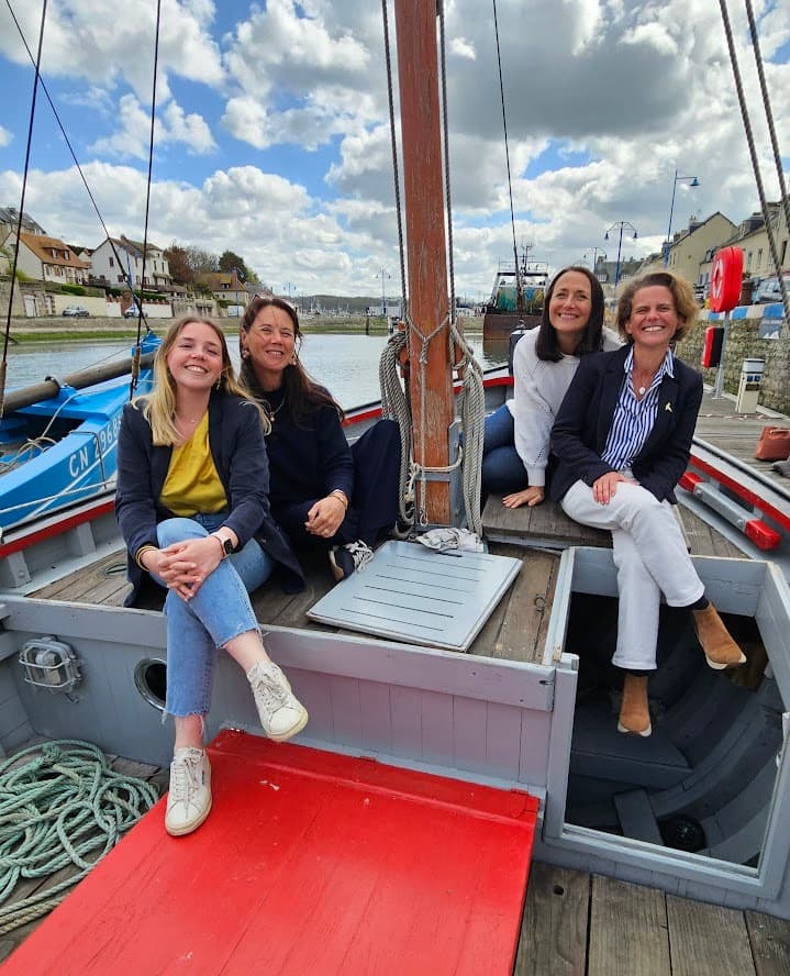 Les éclaireuses sur un bateau